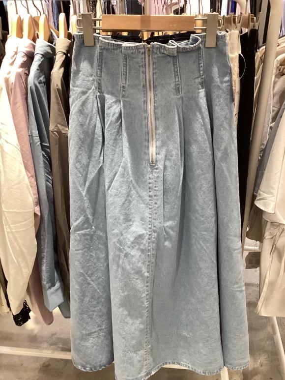 フロントジップタックフレアスカート