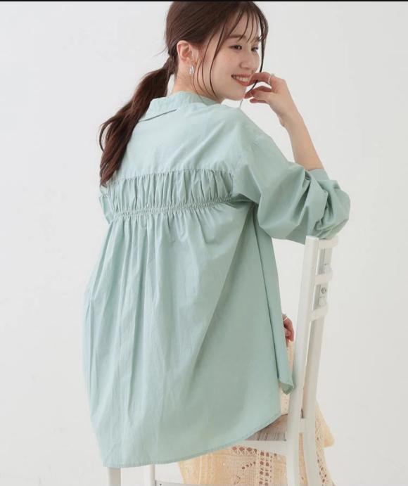 バックギャザーがポイント 綿ワッシャー前開きシャツ